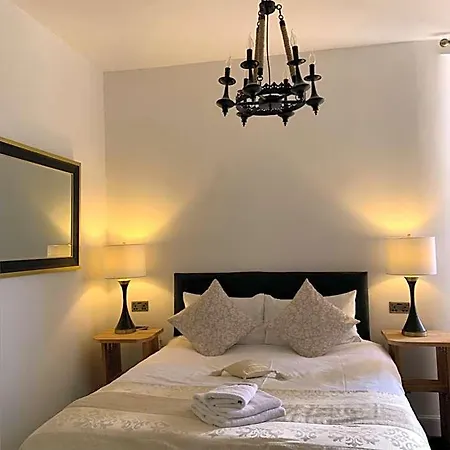 Aparthotel Royal Mile By The Castle 5*