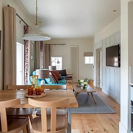 Abbey Apartments, At Holyrood 4*