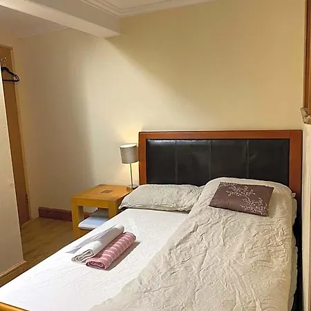 Edinb&b * Edinburg