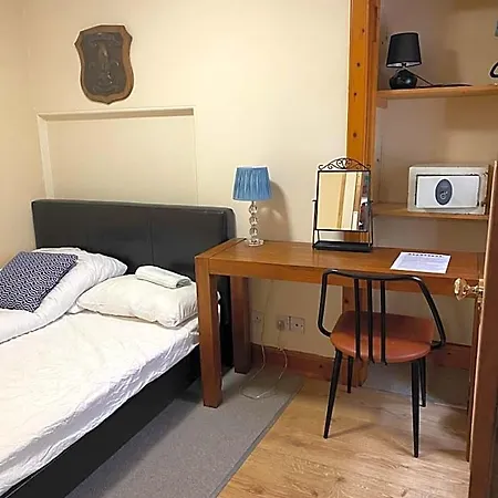 Edinb&b * Edinburg