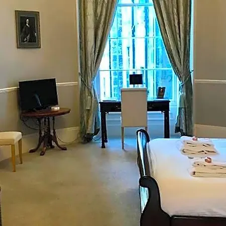 Escape To @ Albyn Place *