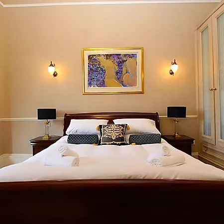 Escape To @ Albyn Place *