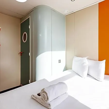 Easyhotel 2*
