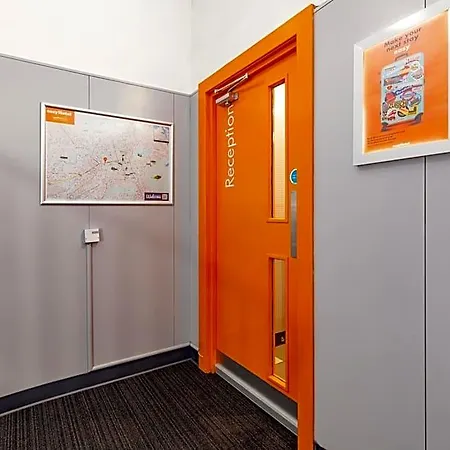 Easyhotel 2*