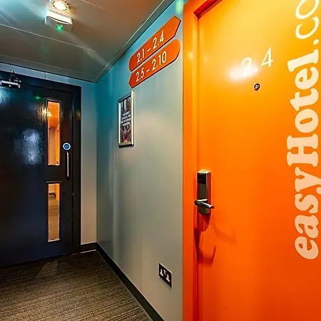 Easyhotel 2*