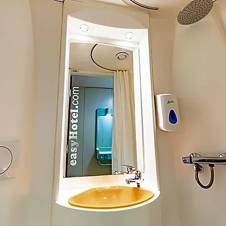 Easyhotel 2*