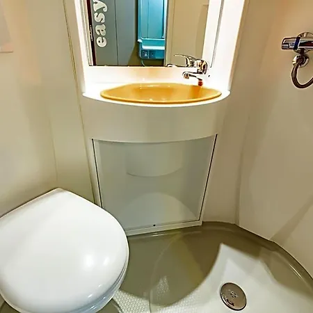 Easyhotel Hotel 2*