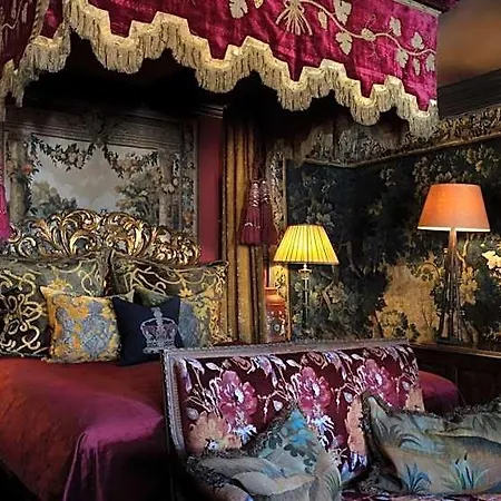 The Witchery 5*