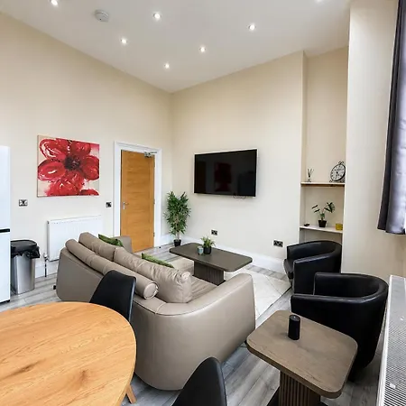 Large Flat In With Mountain Views