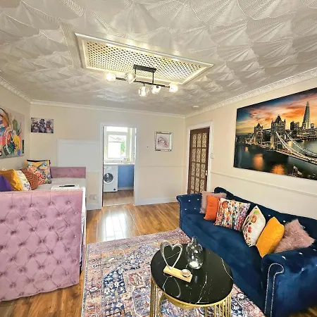 2 Bed Apt, 4 Beds, 3 Tvs Parking Edinburgh