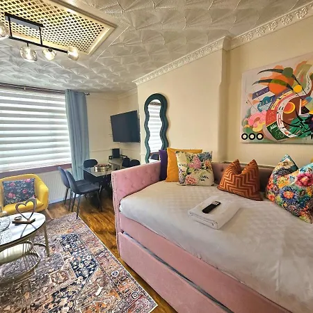 2 Bed Apt, 4 Beds, 3 Tvs Parking * Edinburgh
