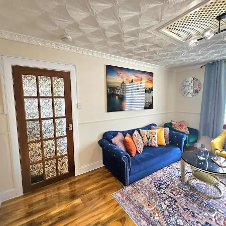 2 Bed Apt, 4 Beds, 3 Tvs Parking