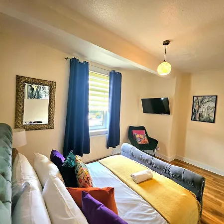 2 Bed Apt, 4 Beds, 3 Tvs Parking Apartment