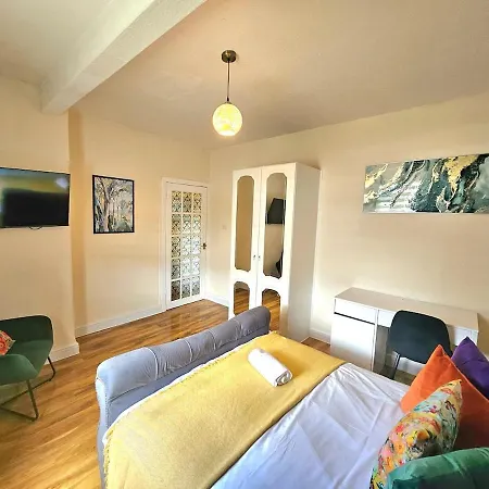 Apartment 2 Bed Apt, 4 Beds, 3 Tvs Parking