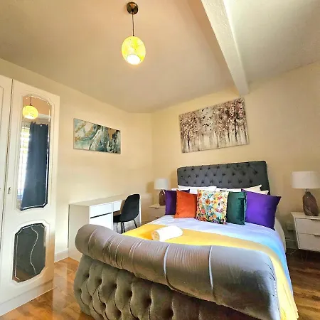2 Bed Apt, 4 Beds, 3 Tvs Parking Apartment *