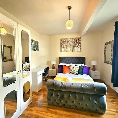 Apartment 2 Bed Apt, 4 Beds, 3 Tvs Parking *