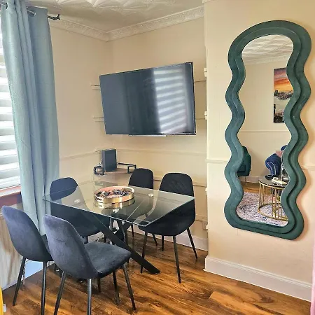 2 Bed Apt, 4 Beds, 3 Tvs Parking Edinburgh