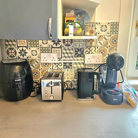 Apartment 2 Bed Apt, 4 Beds, 3 Tvs Parking