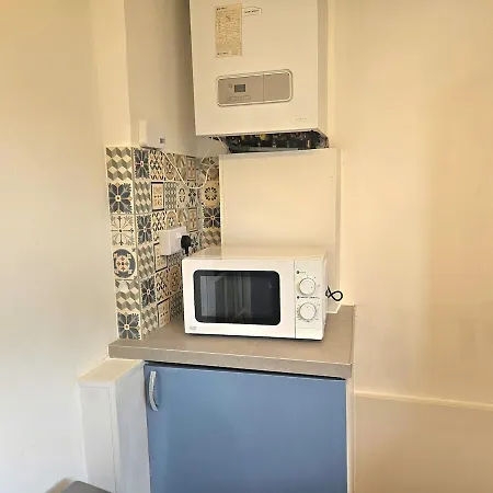 2 Bed Apt, 4 Beds, 3 Tvs Parking Apartment *