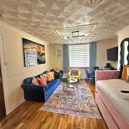 Apartment 2 Bed Apt, 4 Beds, 3 Tvs Parking *