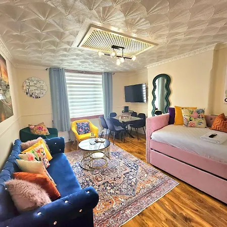 2 Bed Apt, 4 Beds, 3 Tvs Parking *