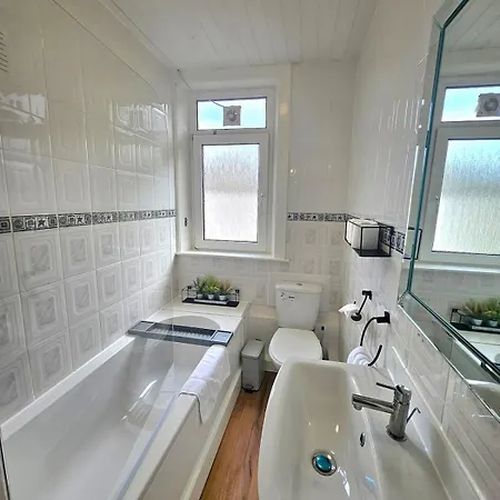 2 Bed Apt, 4 Beds, 3 Tvs Parking Edinburgh