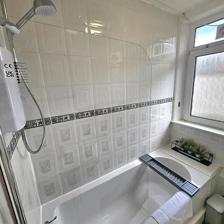 2 Bed Apt, 4 Beds, 3 Tvs Parking * Edinburgh