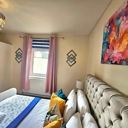 2 Bed Apt, 4 Beds, 3 Tvs Parking Apartment Edinburgh