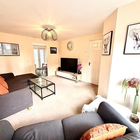 Luxury Townhouse Near Airport - Wifi Broadband - 4-bed 3-bath - Sleeps 7 *