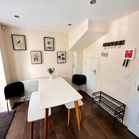 Luxury Townhouse Near Airport - Wifi Broadband - 4-bed 3-bath - Sleeps 7
