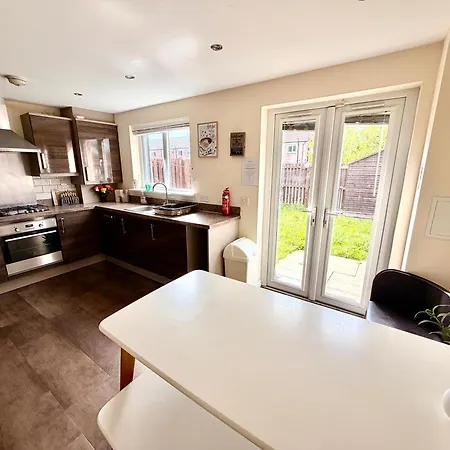 Luxury Townhouse Near Airport - Wifi Broadband - 4-bed 3-bath - Sleeps 7 Edinburgh