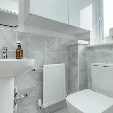 Spacious 5-bed Parking & Garden بيت للعطل *