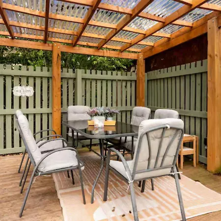 Modern Family House Sleeps 5 Free Parking - Pass The Keys Ferienhaus