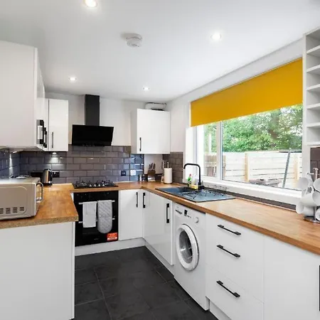 The Urban Nest - Vibrant 3 Bed With Garden *