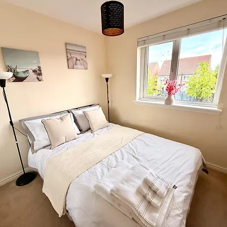 Vakantiehuis Luxury Townhouse Near Airport - Wifi Broadband - 4-bed 3-bath - Sleeps 7