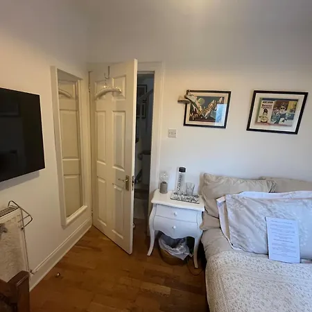 Quarto em Acomodações Particulares Small Charming Single Bedroom In A Victorian House From 1885 *