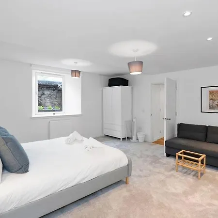 Pensión Guestready - Elegant 2bed Haven With Private Patio