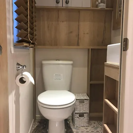 5 Roxburgh Court *