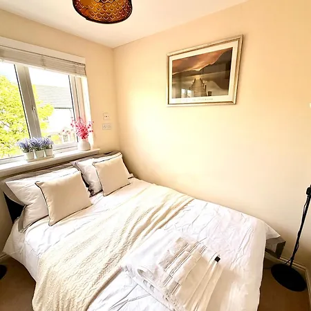 Vakantiehuis Luxury Townhouse Near Airport - Wifi Broadband - 4-bed 3-bath - Sleeps 7 Edinburgh