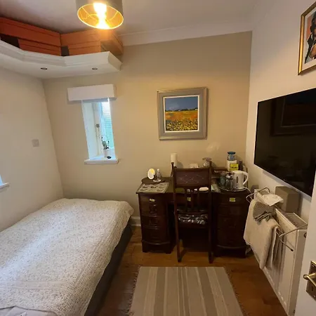 Small Charming Single Bedroom In A Victorian House From 1885 Privatunterkunft