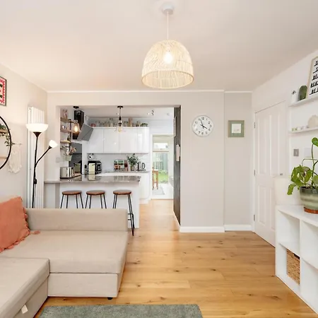 Modern Family House Sleeps 5 Free Parking - Pass The Keys Ferienhaus *