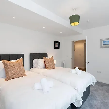 Gasthof Guestready - Elegant 2bed Haven With Private Patio Edinburgh
