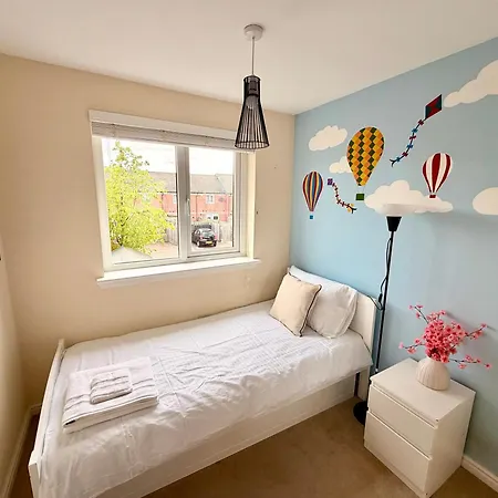 Luxury Townhouse Near Airport - Wifi Broadband - 4-bed 3-bath - Sleeps 7 Edinburgh