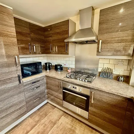 Feriehus Luxury Townhouse Near Airport - Wifi Broadband - 4-bed 3-bath - Sleeps 7 *