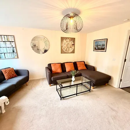 Vakantiehuis Luxury Townhouse Near Airport - Wifi Broadband - 4-bed 3-bath - Sleeps 7