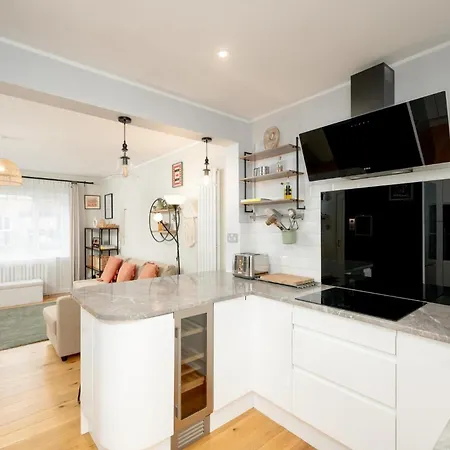 Modern Family House Sleeps 5 Free Parking - Pass The Keys 펜션
