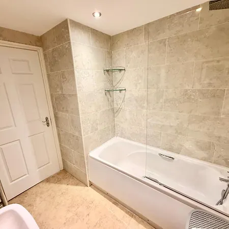 Luxury Townhouse Near Airport - Wifi Broadband - 4-bed 3-bath - Sleeps 7 Vakantiehuis Edinburgh