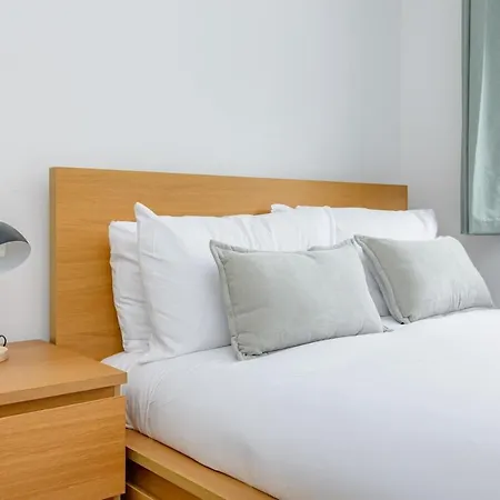 Spacious 5-bed Parking & Garden بيت للعطل إدنبرة