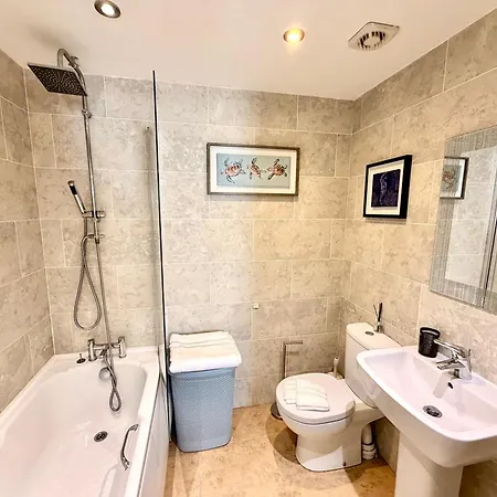 Vakantiehuis Luxury Townhouse Near Airport - Wifi Broadband - 4-bed 3-bath - Sleeps 7