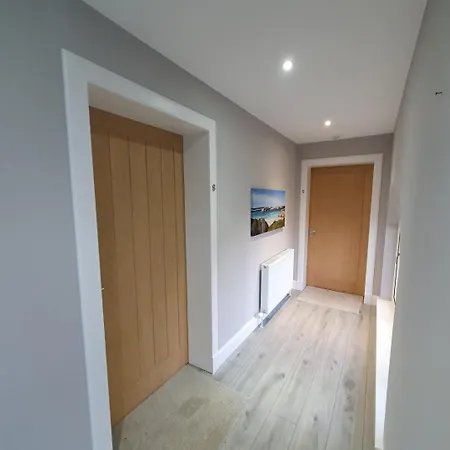Great 1 Bed Surrounded By 3*